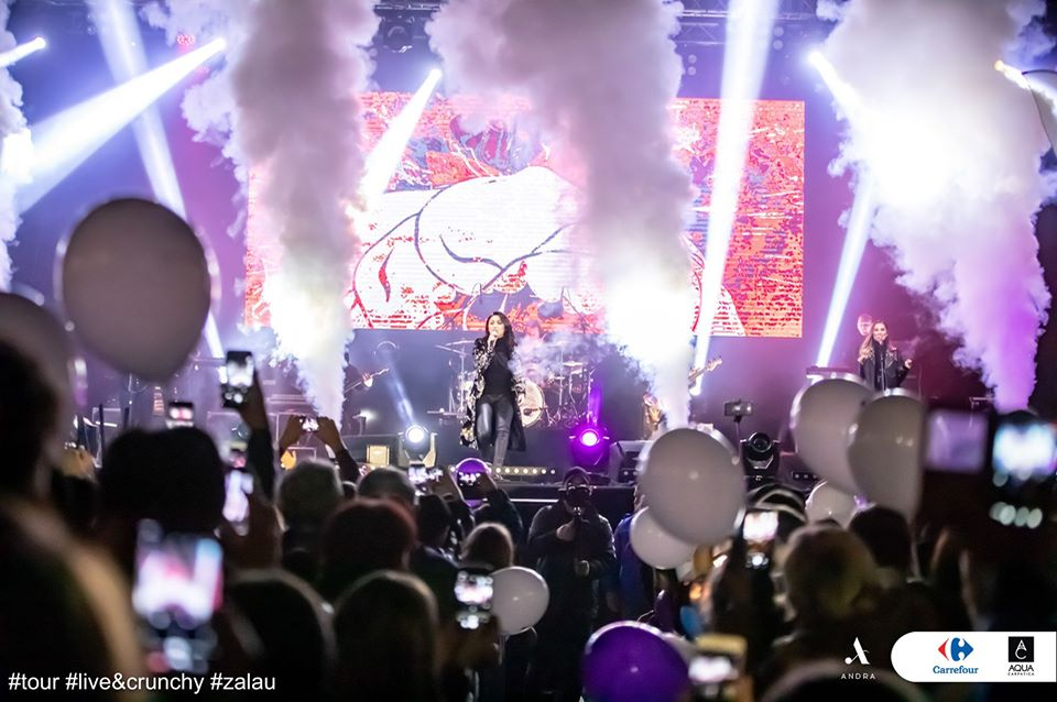Surpriză! Andra Măruță chiar e însărcinată?! A apărut cu burtica pe scenă, la ultimul concert