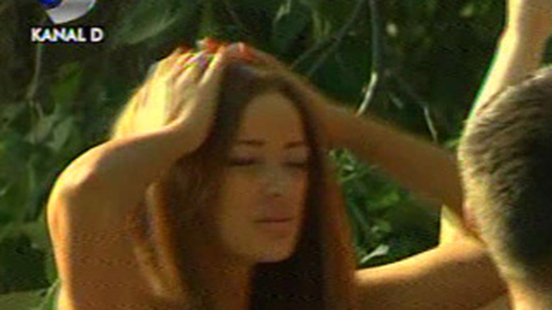 VIDEO Bianca Dragusanu, asa cum nu ai mai vazut-o niciodata! S-a enervat si a vrut sa bata un barbat care a pipait-o! "Ia mana de pe mine! Vezi ca-ti dau un pumn!"