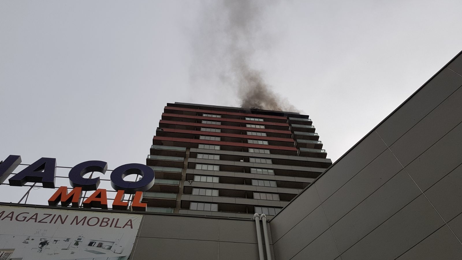 Incendiu la Monaco Tower din Berceni! Pompierii se luptă cu flăcările
