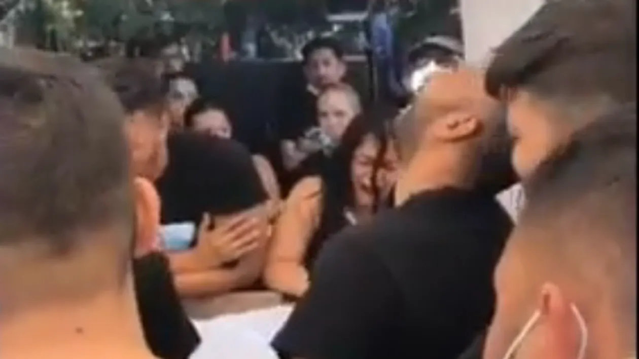 Scene ULUITOARE la căpătâiul lui Emi Pian! Sorin Copilul de Aur a căzut în genunchi în timp ce cânta + Interlopii au ”aruncat” cu bani VIDEO