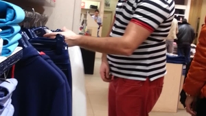 Daniel Onoriu se pregateste de primavara cu iubita de mana. Supravegheat printre rafturile cu haine de “locotenentul” de shopping