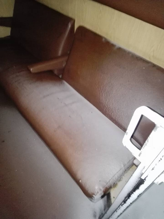 „Parcă suntem pe pârtie!“ Acest bărbat le-a arătat tuturor zăpada de câţiva centrimetri dintr-un tren cu destinaţia Cluj-Napoca
