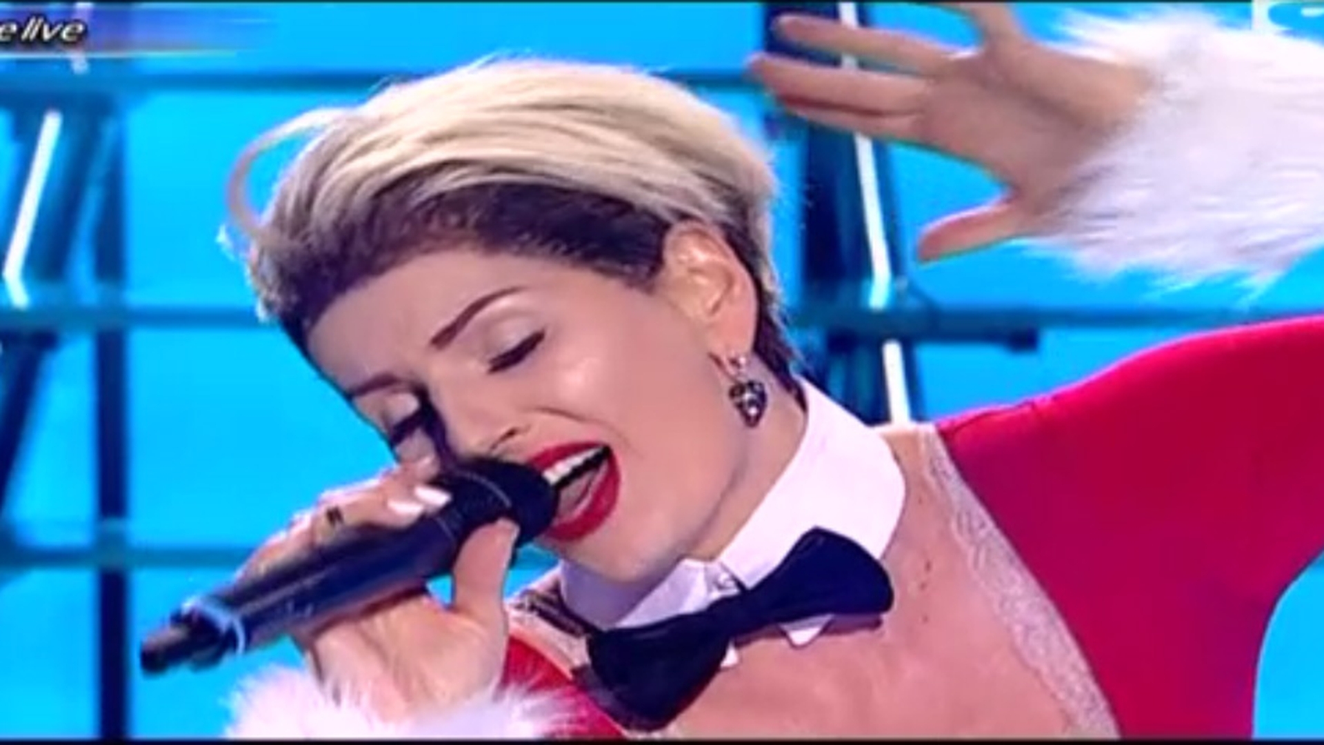 Nu e Miley Cyrus, e o artista foarte cunoscuta de la noi! Transformarea SPECTACULOASA care te va lasa fara cuvinte