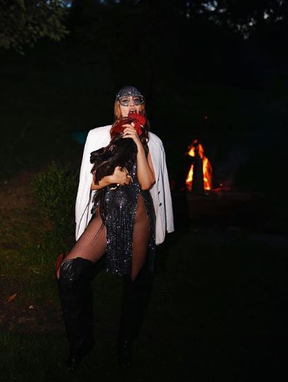 Iulia Albu, fără lenjerie intimă! S-a pozat cu cocoșul în brațe