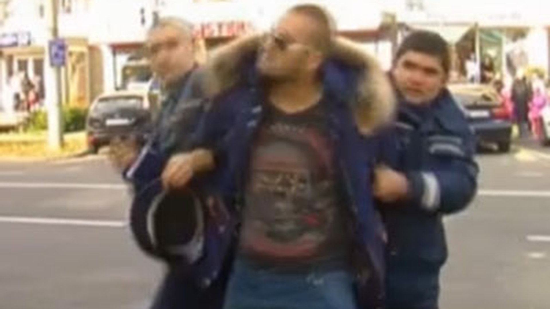 Tupeu de român! Un interlop din Baia Mare abia întors din Franţa i-a scuipat pe poliţişti şi s-a pus cu picioarele pe maşina lor