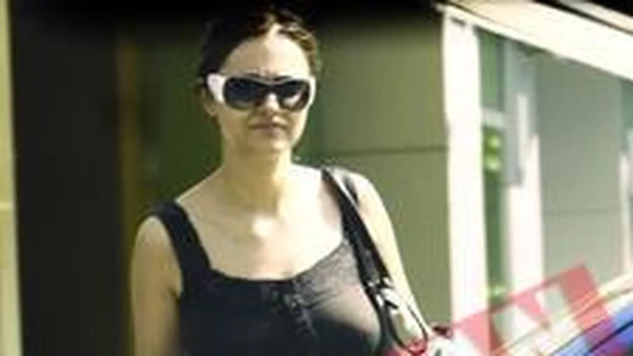 Logodnica lui Cioroianu face piata cu soferul si masina Senatului