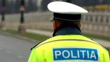 Un şofer a umilit doi poliţişti: le-a avariat maşina de Poliţie şi le-a rupt hainele!