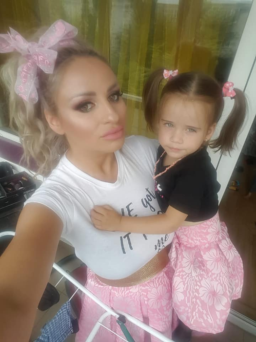 Sânziana Buruiană, nedespărțită de fetița ei: “Am adus-o cu mine și la Nea Mărin, încă o alăptez”