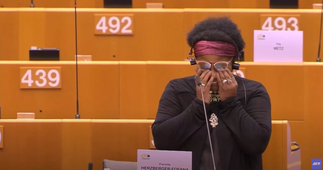 O eurodeputată de culoare a fost agresată de polițiștii din Bruxelles! Pierrette Herzberger-Fofana a povestit totul în Parlamentul European: “A fost o experiență traumatizantă”