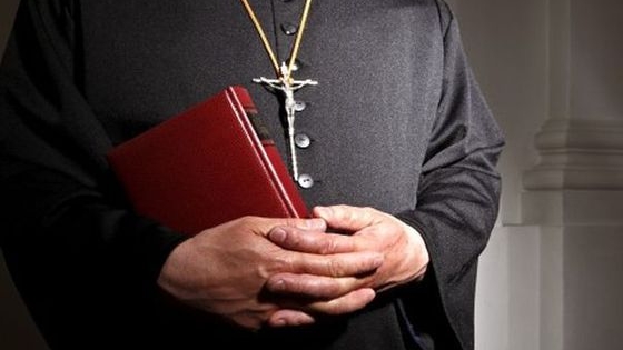 Un preot din Bacău este acuzat că ar fi agresat sexual cinci copii