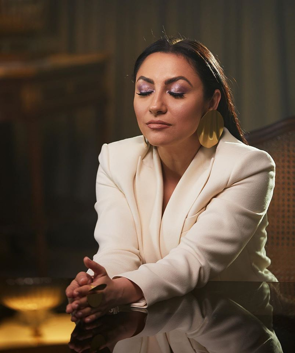Andra, filmată nemachiată în Praga. Unii dintre oameni au fost uimiți de felul în care arată artista naturală, iar alții au criticat-o