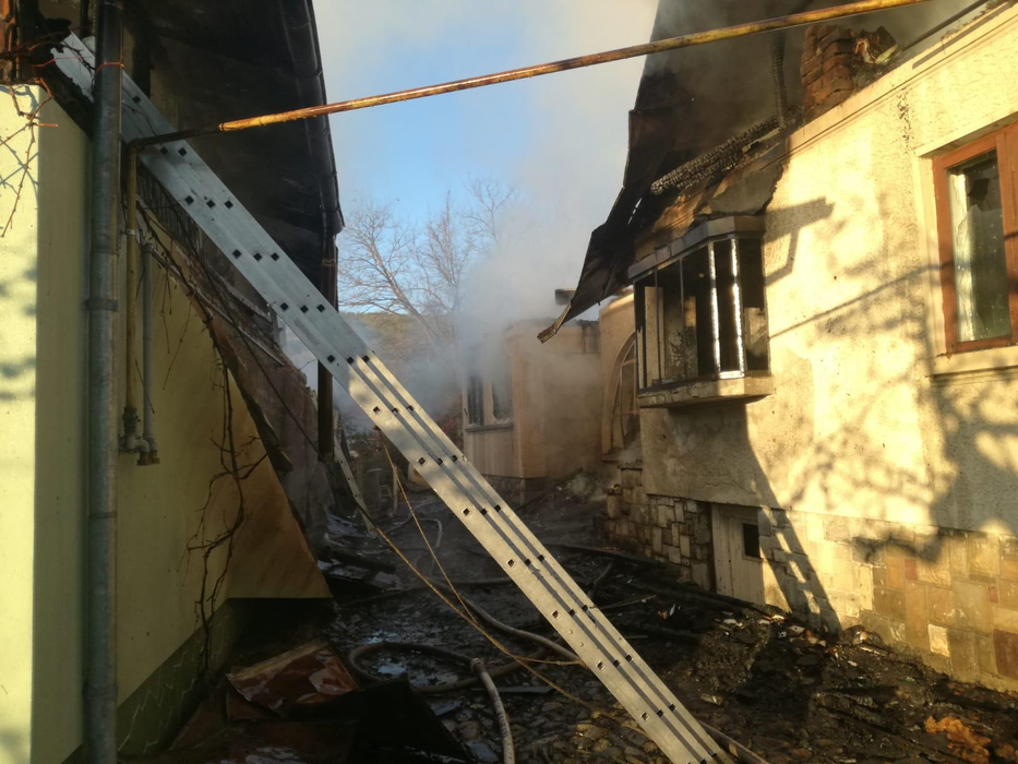 Incendiu devastator în Prahova! Patru case s-au făcut scrum. O femeie a ajuns la spital VIDEO
