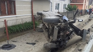 Un bărbat de 25 de ani s-a răsturnat cu mașina într-un șanț. Pasagerul din dreapta a fost proiectat din vehicul