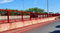 ”Dorel în acțiune” într-o zonă aglomerată a Capitalei. Ce au pățit șoferii, după ce muncitorii au reînnoit una dintre balustradele podului Otopeni