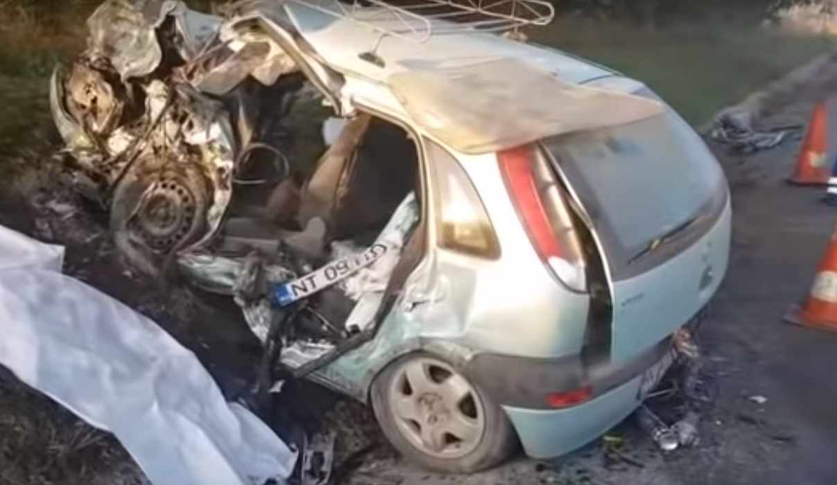 Accident înfiorător într-o zonă blestemată din Iași. 2 morți și 2 răniți, în urma impactului. E șocant la cât s-au blocat acele de la kilometraj