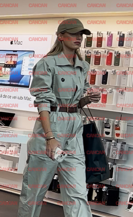 Gabriela Oțil la un retailer Apple