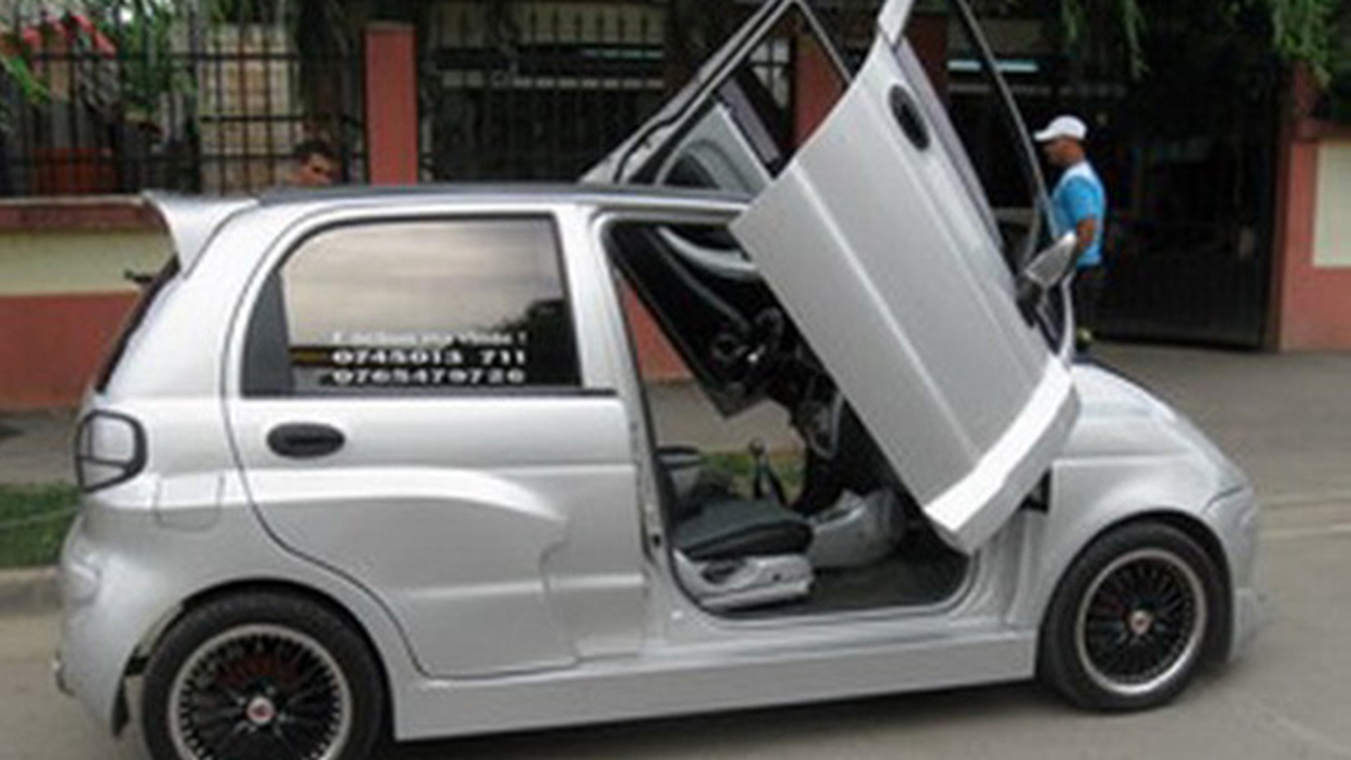 Volan de F1, LCD in tetiere, subwoofer cat tot portbagajul! Asta este Matizul mai scump decat un Mercedes - Vezi cum arata micutul "animal"
