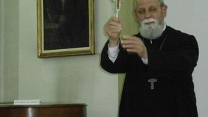 Cum se apără preotul care a bruscat un bebeluş la slujba de botez! Declaraţia lui a şocat pe toată lumea:”Eram supărat...“