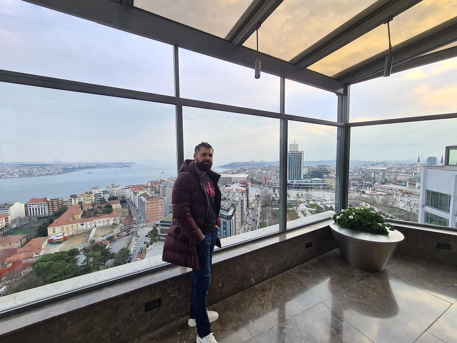 Cine este şi din ce face bani Ali Habron? Ispita a produs primul şoc la Insula iubirii: a „divorţat-o” pe Teodora de Alex