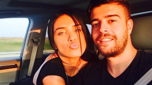 Adelina Pestritu si Speak, fotografiati in pat! Fanii au ramas fara cuvinte cand au vazut ce are bruneta in mana