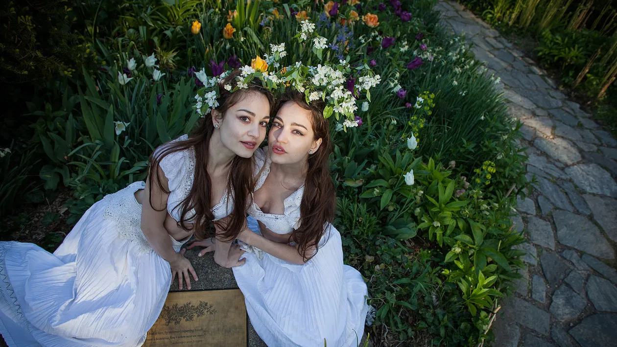 Iti mai aduci aminte de Indiggo Twins? Vezi ce fac gemenele in America acum si cum mai arata