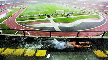 Au inotat in tribune ca in piscina