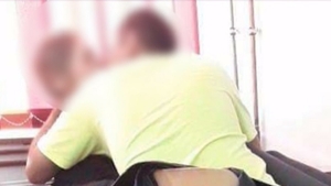 Noi imagini cu eleva și profesorul care se sărutau în clasă: ”Ea era întinsă pe catedră, cu picioarele în sus şi el era peste ea”