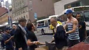 VIDEO Ryan Gosling s-a bagat intre doi batausi din New York