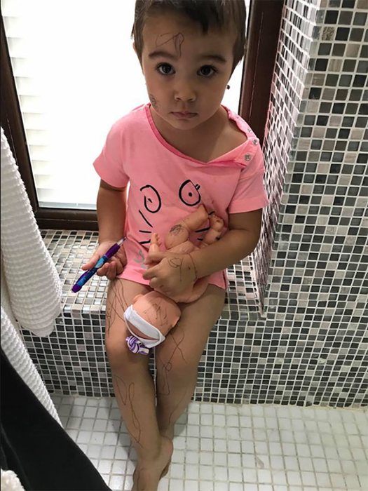 Micuţa Rosa l-a lăsat mască pe Pepe. Mezina familiei a luat un pix şi… Ce a putut să facă în doar două minute