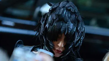 La Bucuresti a fost cuminte! Credeai ca dupa rochia de carne nu mai are cu ce sa socheze? Uite in ce hal a iesit Lady GaGa la plimbare pe strazile din Finlanda!