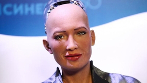 Un tablou pictat digital de robotul umanoid Sophia a fost vândut cu 700.000 de dolari, la licitație