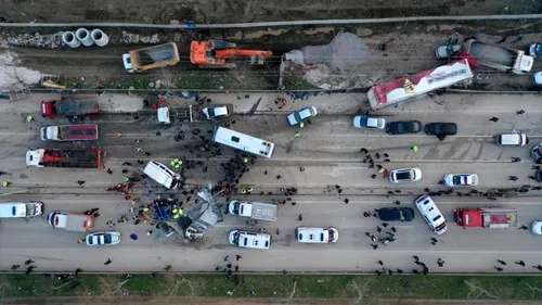 Accident grav! Un TIR a rămas fără frâne pe o autostradă. Camionul a spulberat zeci de mașini