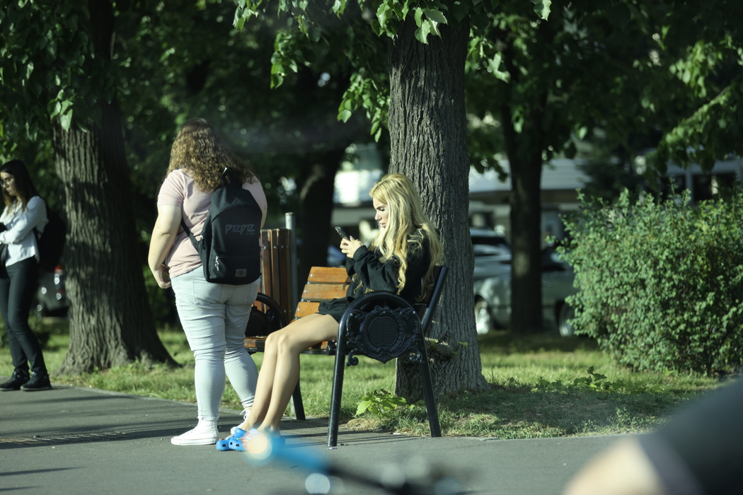 Bia Khalifa butonează telefonul, lângă prietena ei, în speranța că va "agăța" un Uber (Foto: CANCAN.RO)
