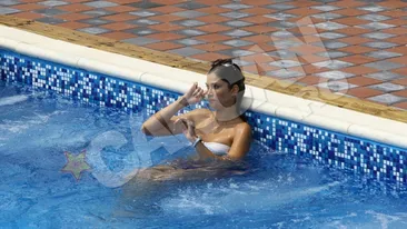 Alina Puscas umbla cu biblioteca dupa ea! Face lectura chiar si la piscina