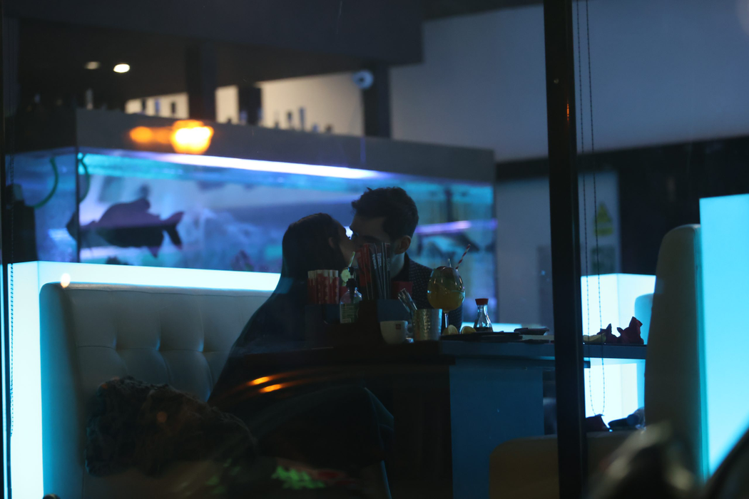 Viviana Sposub și George Burcea se sărută în restaurant