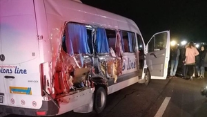 O femeie a murit și 6 persoane sunt rănite, după ce un microbuz s-a ciocnit cu o dubă, pe A1