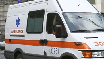 Un copil a cazut din autobuz, dupa ce s-a jucat la sistemul de siguranta