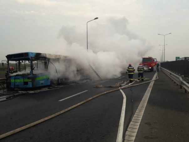 Un autobuz a luat foc pe autostrada Arad-Timișoara!