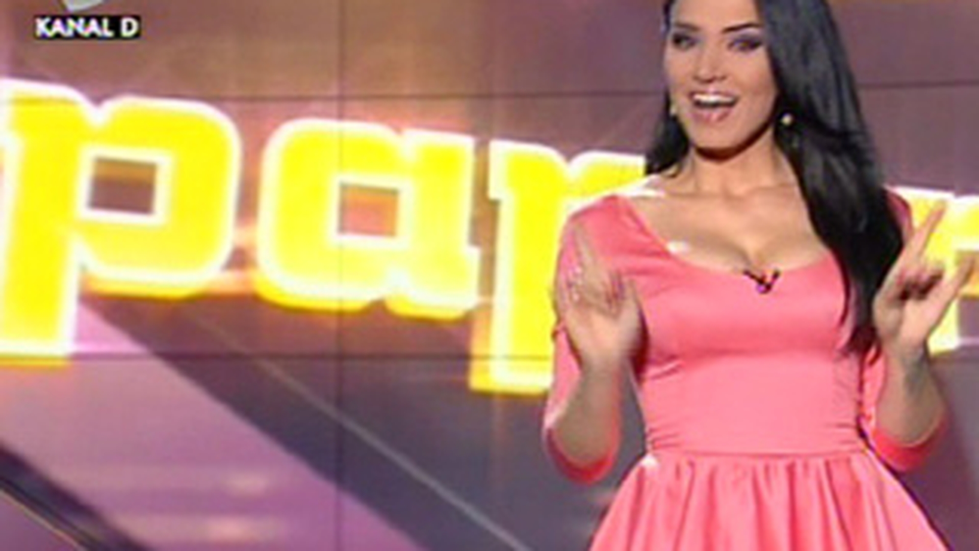 VIDEO Adelina Pestritu, surprinsa la inregistrarile emisiunii "D-Paparazzi"! Ascult-o cum face karaoke pe "La multi ani"!