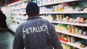 Fabulos! Toata lumea a ramas masca cand au vazut cum a intrat acest barbat intr-un supermarket din Bucuresti! Era imbracat cu...