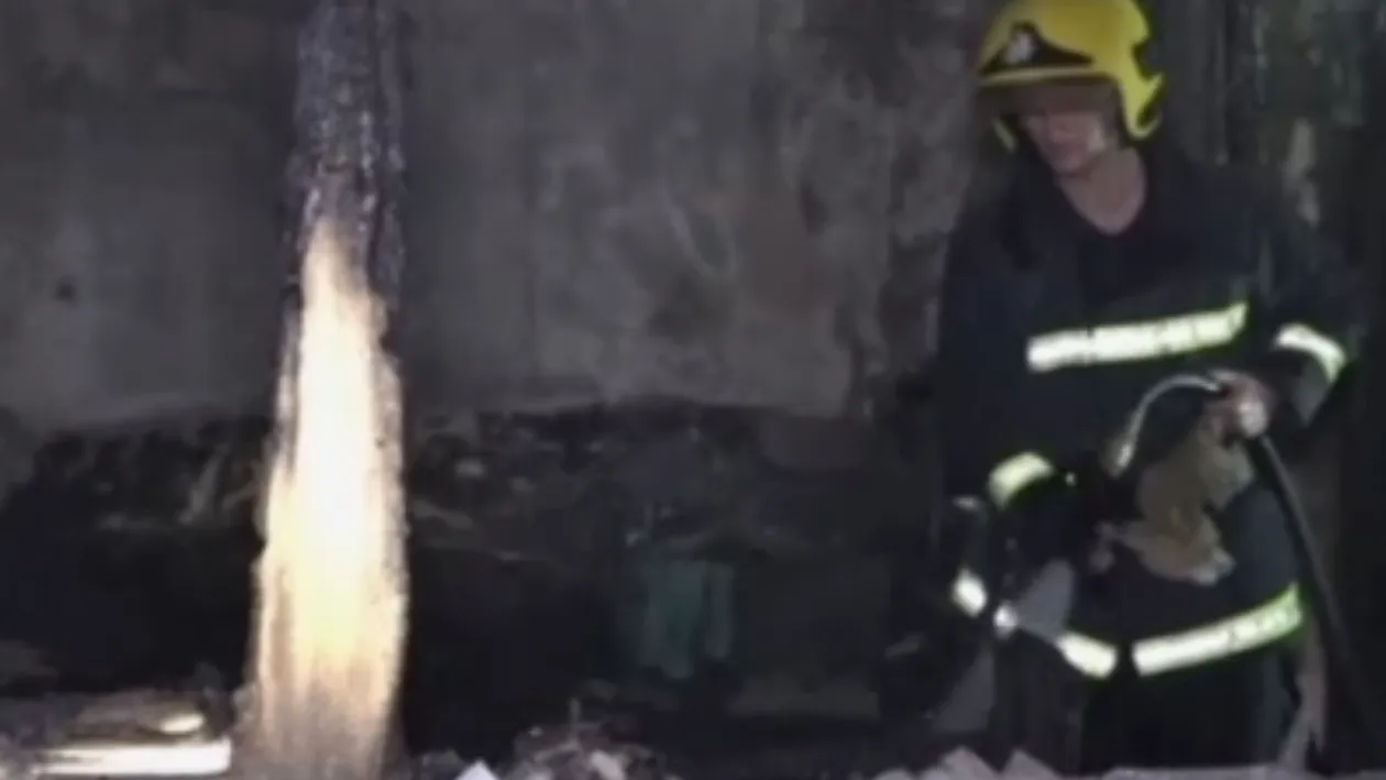 Panică într-un cartier din Târgu Mureş! Zeci de familii evacuate după ce un apartament a luat foc
