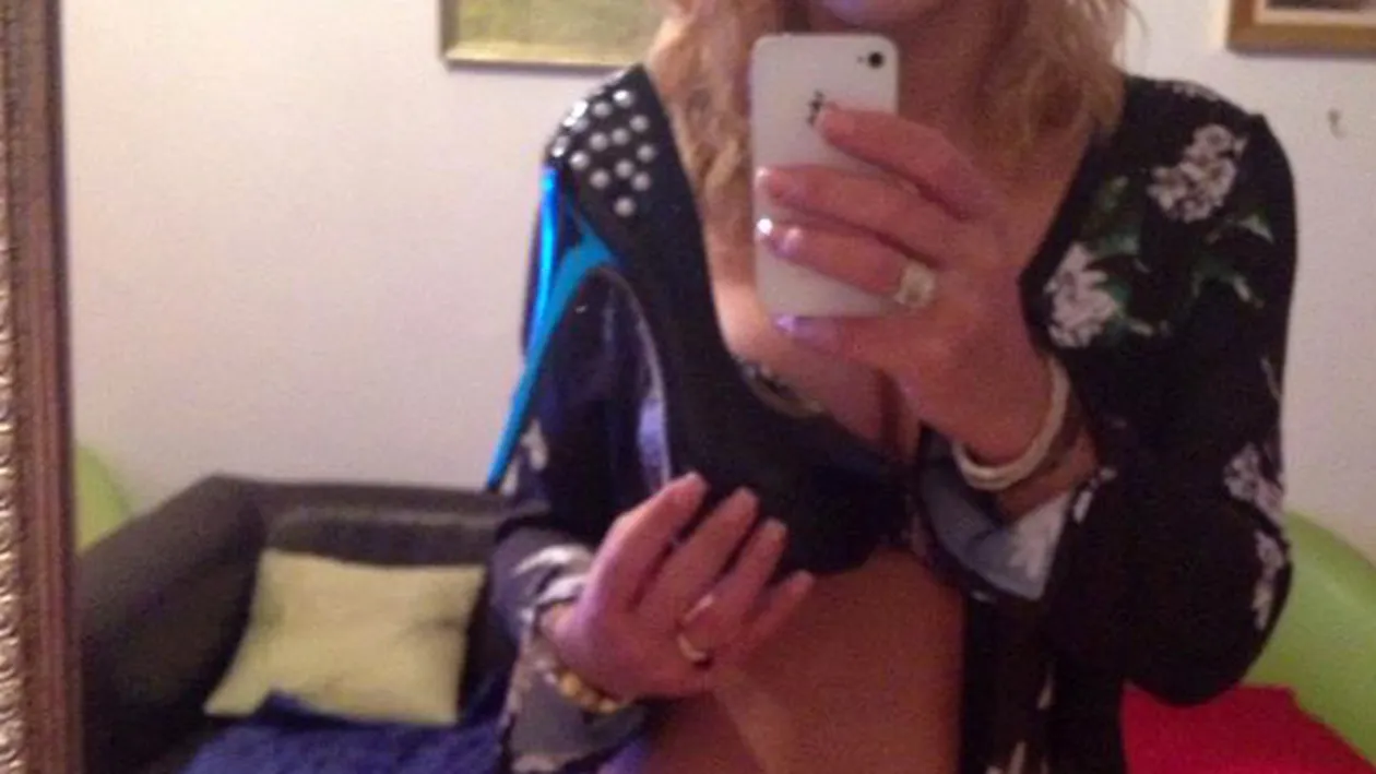 Va vine sa credeti ca aceasta bomba sexy cu sanii la vedere este... BARBAT?