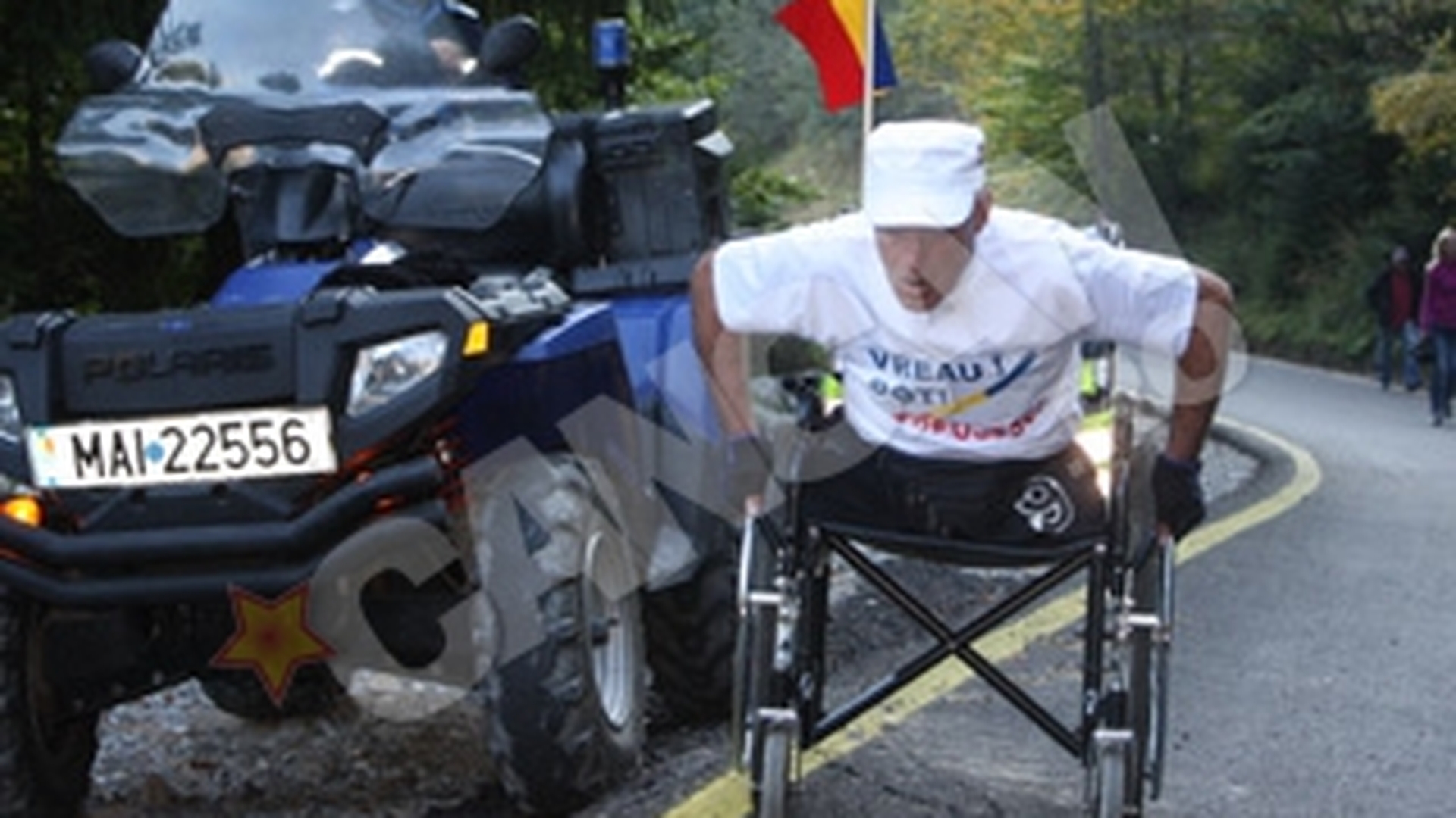 Un pensionar militar, cu ambele picioare amputate, urca pana la Babele in scaun cu rotile!