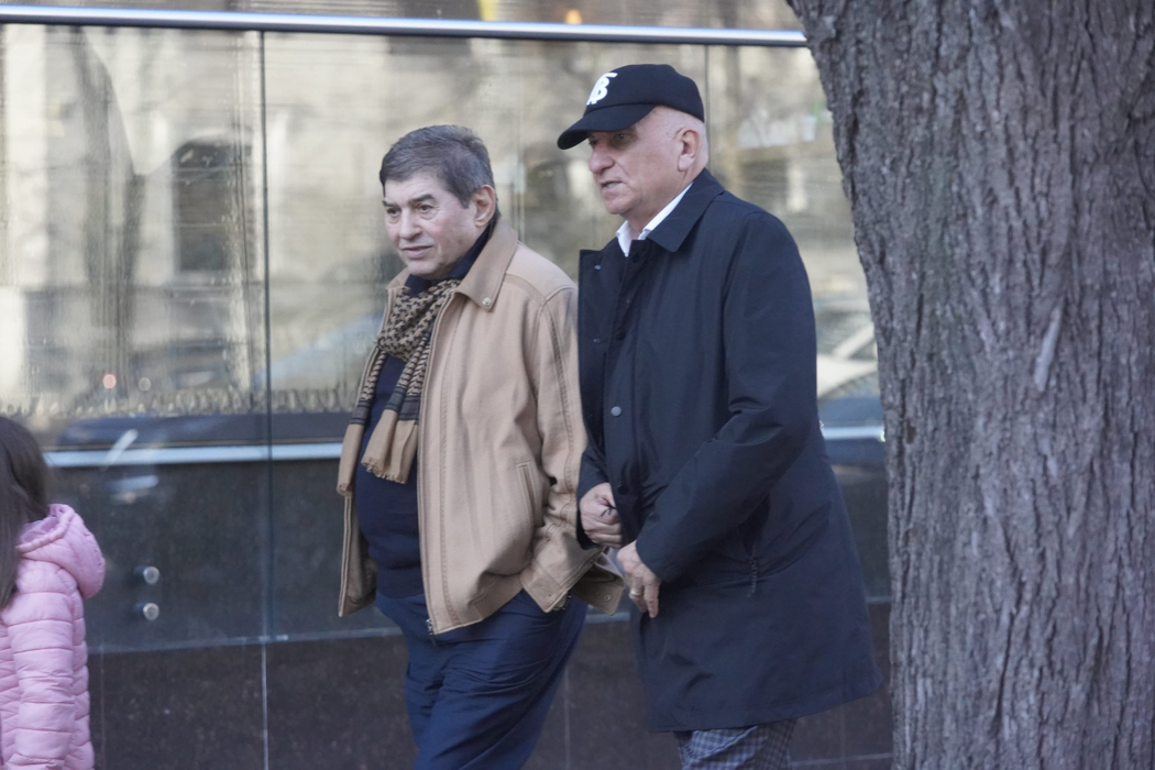 Mihail Vlasov și Costel Bucur au ieșit din restaurant și se îndreaptă către mașini (Foto: CANCAN.RO)