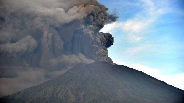 Alertă de gradul zero în Bali: Vulcanul de pe Muntele Agung erupe din nou!