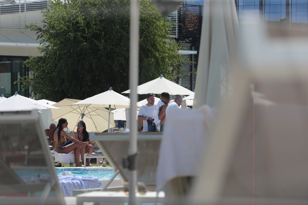 Raluca şi prietena sa la piscină