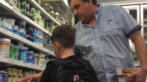 Cât de mare a crescut Petru Mircea Jr. Fiul Mădălinei Manole (8 ani) ”munceşte” cot la cot cu tatăl său la PROTV!
