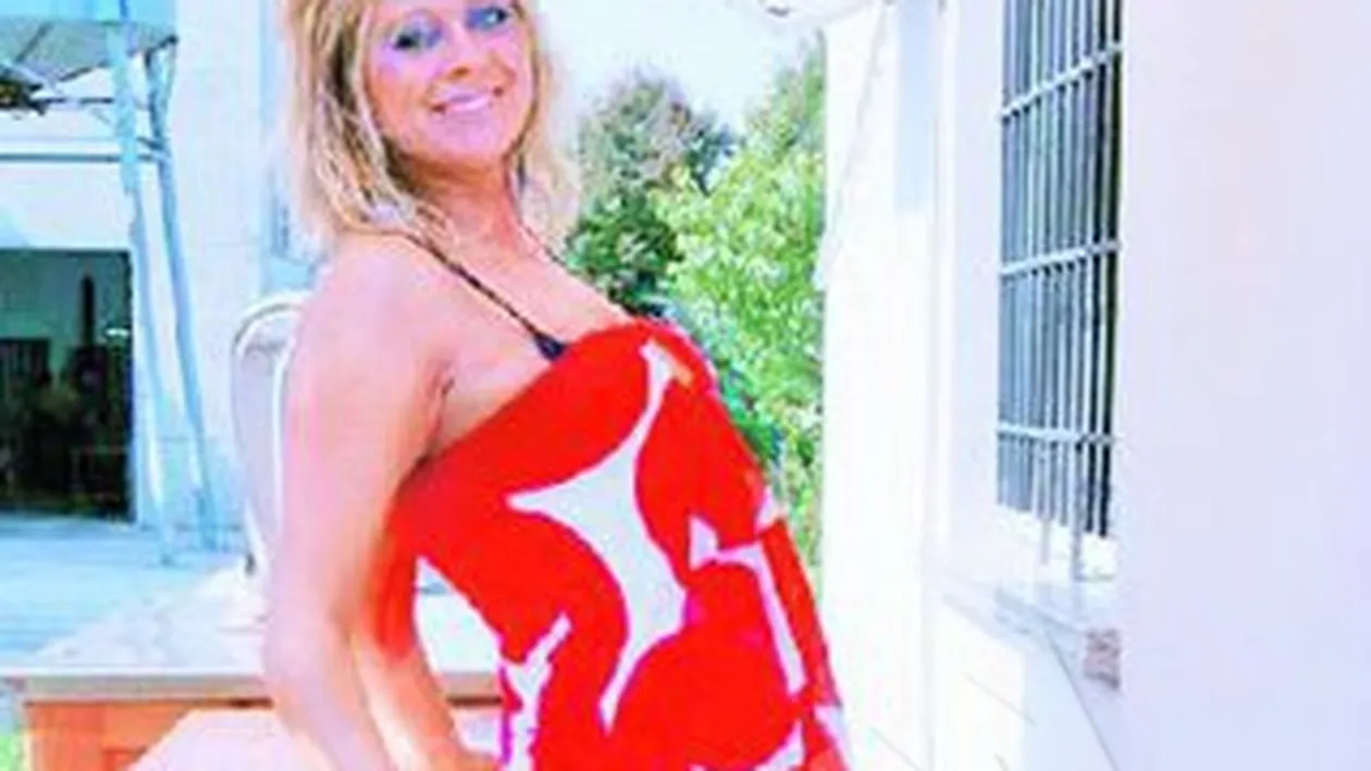 O romanca a bagat spaima in sotiile italienilor, care se bulucesc sa o vada servind la bar: Barbatii lor nu primesc ce le trebuie acasa