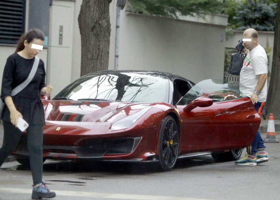 Cuplul discret care a eclipsat Capitala cu Ferrari-ul 488 Pista