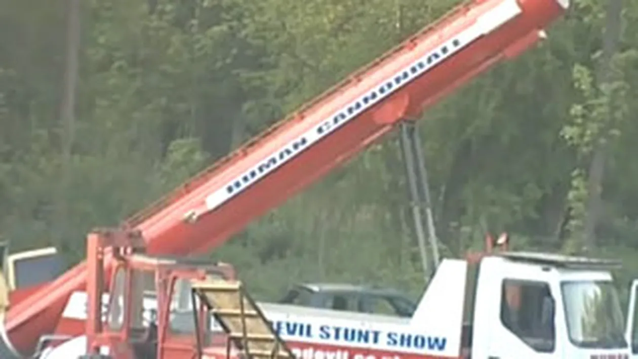 VIDEO socant! Un cascador a murit strivit de pamant in timp ce facea pe ghiuleaua umana